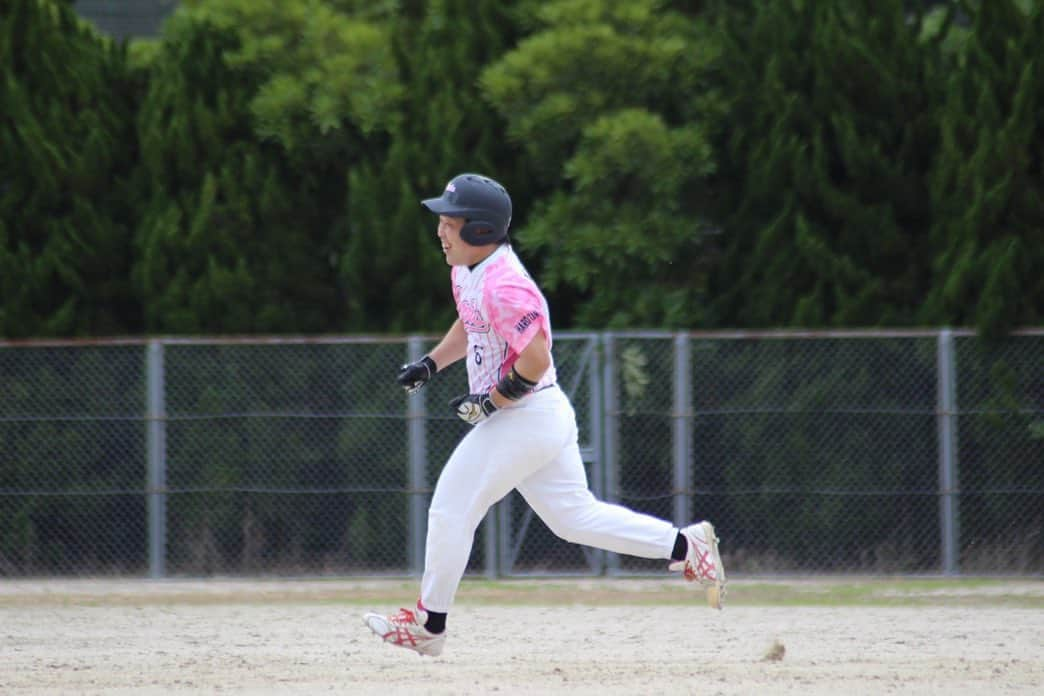 上杉あずささんのインスタグラム写真 - (上杉あずさInstagram)「. #プライドジャパン甲子園 #福岡予選 #福岡ハードバンクポークス 初めての公式戦 結果…RIOT９－６PORKS (7回終了５－５、規程によりタイブレークで敗戦) . ご報告が遅くなりましたが、負けてしまいました。RIOTさん、強かったです。試合後はなかなか気持ちの整理がつきませんでした。チーム発足から初めての公式戦。ずっと目標としてきたプライドジャパン甲子園大会。強豪ひしめく福岡で、全試合強敵になることは覚悟していましたが、レベルが高かった。そんな中、素晴らしい試合を展開してくれたチームメイトたちに感謝です。 とってはとられての息詰まる展開でハラハラドキドキ、応援しながらブルペン待機。 . 試合は先制された直後に4番ゾノさん(@youhei75 )の一発！これでチームが盛り上がりました！自粛中、毎日走って身体絞ってきた成果もあってか、大事な試合でここぞで決めてくれる主砲、本当に頼もしく嬉しかったです。 そして、3点ビハインドで迎えた7回裏、諦めたくない、そんな中でまた嬉しい2人のホームラン！藤蔭の後輩で、このチーム発足のキーパーソンだった徳永(@yuheitokunaga6 )が小さな体で大きな一発！こっちも本当に嬉しかった！ そして、げんた(@geeeeentta_28 )は人生初の右打席ホームラン✨げんたも野球大好き小僧で休みの日もいつも野球してる、そんなげんたのホームランは込み上げるものがありました。リリーフでも緊急登板でしっかり抑えてくれました。頼もしすぎるうちの若手です👍 . 私自身は登板機会は7回、打者1人だけでしたが、途中から行く感覚も掴めないまま、意識していないはずなのに、公式戦の独特の雰囲気みたいなものに飲まれたのでしょうか。自分の持ってる力も(元々少ないのに)発揮出来ぬまま、1人の打者に二塁打を打たれ、降板となりました。 とても悔いが残りますが、そういう舞台で力を発揮できるほどの経験値と実力がまだまだ足りなかったということで、次に進むためにまた練習していきたいと思います。 . こんな緊張感や本気の野球、初めての経験ばかりでした。自分が発足させておきながら、みんなに頼りっぱなしで何も出来なくて、正直悔しいばかりです。この悔しい気持ちは、負けたことによるものだけじゃないのかもしれません。 全然違う畑のメンバーたちが集まってくれて、一生懸命になってくれて、楽しい場所にしてくれて、そしてたくさんの人に応援して頂き、改めて感謝しかありません。 チームとしての初めての大きな目標が初戦敗退という形で終わってしまい、心にぽっかり穴が空いてしまった感じです。ただ、ポークスはまだまだこれからのチーム！切り替えて、また頑張って生きます✨ 本当に、チームメイトの大きさをいろんな意味で感じた1日でした。女々しいかもしれないけど、思い返す度に、この文字を書きながら涙腺がゆるゆるになります。みんな、ありがとうございました！これからもよろしくお願いします。 . 最後に…私は仕事で先に抜けたため、集合写真に入れず😭あまりにも悲しすぎたので、勝手に卒業写真風に自分を入れ込んだことをお許しください( ；꒳​； )笑 #fukuoka #baseball #pridejapan #championship #hardbankporks #riot #草野球 #草野球チーム #福岡ハードバンクポークス #プライドジャパン甲子園 #福岡 #軟式野球」7月8日 22時43分 - azumacks