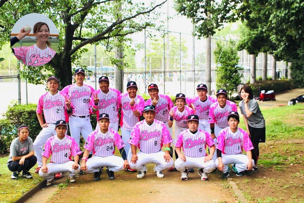 上杉あずさのインスタグラム：「. #プライドジャパン甲子園 #福岡予選 #福岡ハードバンクポークス 初めての公式戦 結果…RIOT９－６PORKS (7回終了５－５、規程によりタイブレークで敗戦) . ご報告が遅くなりましたが、負けてしまいました。RIOTさん、強かったです。試合後はなかなか気持ちの整理がつきませんでした。チーム発足から初めての公式戦。ずっと目標としてきたプライドジャパン甲子園大会。強豪ひしめく福岡で、全試合強敵になることは覚悟していましたが、レベルが高かった。そんな中、素晴らしい試合を展開してくれたチームメイトたちに感謝です。 とってはとられての息詰まる展開でハラハラドキドキ、応援しながらブルペン待機。 . 試合は先制された直後に4番ゾノさん(@youhei75 )の一発！これでチームが盛り上がりました！自粛中、毎日走って身体絞ってきた成果もあってか、大事な試合でここぞで決めてくれる主砲、本当に頼もしく嬉しかったです。 そして、3点ビハインドで迎えた7回裏、諦めたくない、そんな中でまた嬉しい2人のホームラン！藤蔭の後輩で、このチーム発足のキーパーソンだった徳永(@yuheitokunaga6 )が小さな体で大きな一発！こっちも本当に嬉しかった！ そして、げんた(@geeeeentta_28 )は人生初の右打席ホームラン✨げんたも野球大好き小僧で休みの日もいつも野球してる、そんなげんたのホームランは込み上げるものがありました。リリーフでも緊急登板でしっかり抑えてくれました。頼もしすぎるうちの若手です👍 . 私自身は登板機会は7回、打者1人だけでしたが、途中から行く感覚も掴めないまま、意識していないはずなのに、公式戦の独特の雰囲気みたいなものに飲まれたのでしょうか。自分の持ってる力も(元々少ないのに)発揮出来ぬまま、1人の打者に二塁打を打たれ、降板となりました。 とても悔いが残りますが、そういう舞台で力を発揮できるほどの経験値と実力がまだまだ足りなかったということで、次に進むためにまた練習していきたいと思います。 . こんな緊張感や本気の野球、初めての経験ばかりでした。自分が発足させておきながら、みんなに頼りっぱなしで何も出来なくて、正直悔しいばかりです。この悔しい気持ちは、負けたことによるものだけじゃないのかもしれません。 全然違う畑のメンバーたちが集まってくれて、一生懸命になってくれて、楽しい場所にしてくれて、そしてたくさんの人に応援して頂き、改めて感謝しかありません。 チームとしての初めての大きな目標が初戦敗退という形で終わってしまい、心にぽっかり穴が空いてしまった感じです。ただ、ポークスはまだまだこれからのチーム！切り替えて、また頑張って生きます✨ 本当に、チームメイトの大きさをいろんな意味で感じた1日でした。女々しいかもしれないけど、思い返す度に、この文字を書きながら涙腺がゆるゆるになります。みんな、ありがとうございました！これからもよろしくお願いします。 . 最後に…私は仕事で先に抜けたため、集合写真に入れず😭あまりにも悲しすぎたので、勝手に卒業写真風に自分を入れ込んだことをお許しください( ；꒳​； )笑 #fukuoka #baseball #pridejapan #championship #hardbankporks #riot #草野球 #草野球チーム #福岡ハードバンクポークス #プライドジャパン甲子園 #福岡 #軟式野球」