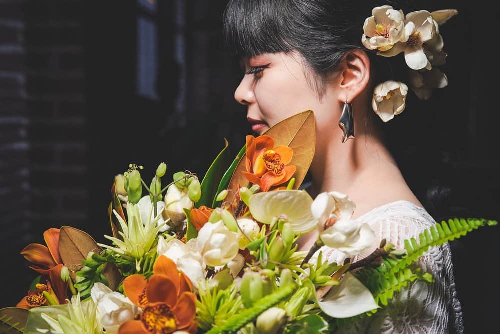 instyleweddingkyotoさんのインスタグラム写真 - (instyleweddingkyotoInstagram)「＊ まるで雑誌の表紙かのようなお写真💐 . ブーケとヘアパーツの相性も抜群です！ . . . #wedding #bouquet #headdress #hairpart #flowers #instyleweddingkyoto #kyoto #シンビジューム #モクレン #タイサンボク #カランコエ #アンスリウム #ブーケ #インスタイルウェディング京都 #四条烏丸 #京都式場 #結婚式場 #全国のプレ花嫁さんと繋がりたい」7月8日 22時45分 - instyleweddingkyoto