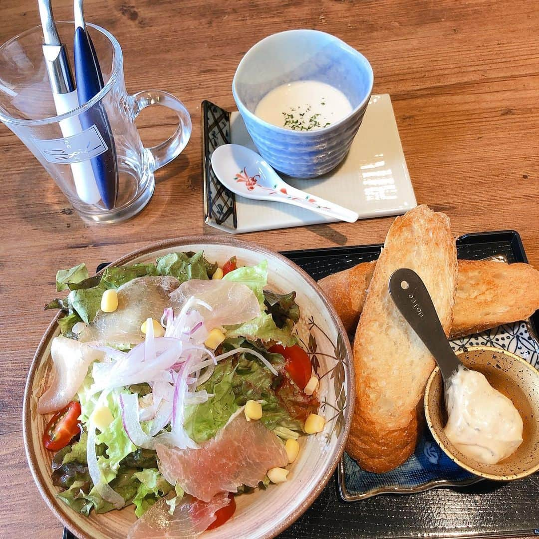 maiii0301さんのインスタグラム写真 - (maiii0301Instagram)「お世話になってる🍴 @bistro_soil さんへ♡ ただでさえ週替わりメニューで楽しめるのですが 今日は、事前オーダーにて食べたいメニューをお願いしちゃいましたー（常連感🤭🤫） Bistro soil 天津飯☪︎ 抹茶のテリーヌ♡ ━︎━︎━︎━︎━︎━︎━︎━︎━︎━︎━︎━︎━︎━︎━︎━︎━︎━︎━︎━︎ あ〜上品で無駄のない、口の中で香り広がる感じで伝わるかな✨ 今週のパスタメニューの いかしそジェノベーゼも絶対美味しいはず笑♡ トップ画は、前回いただいた梅じゃこのオイルパスタ。夏メニューでさっぱり♡オリジナルのチーズディップでバケット付き。 あとここの唐揚げも美味しい‼︎👍 ━︎━︎━︎━︎━︎━︎━︎━︎━︎━︎━︎━︎━︎━︎━︎━︎━︎━︎━︎━︎ そして駐車場に、面白いものを発見しました🤣♡ 倉庫がsoil スーパードラ◯！ なんだかほっこり⑅︎◡̈︎*」7月8日 22時45分 - maiii0301