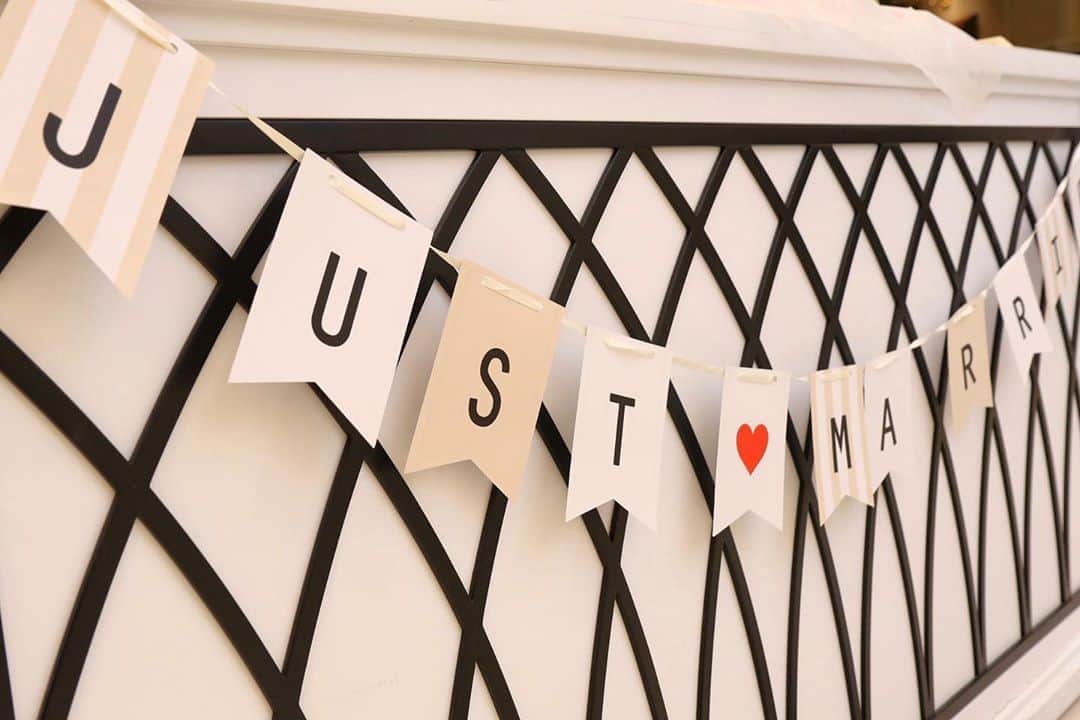 のインスタグラム：「JUST MARRIED！！  ウェルカムスペースはご新郎ご新婦様のお持ち込みでお飾りしていただいても◎です。  #結婚式場#ホテル#ホテルウェディング#ホテルモントレ#モントレ#ブライダル#モントレ大阪#結婚式#ブライダルフェア#駅近#大阪#卒花#ウエルカムスペース#ウエディング#口コミランキング#チャペル#大阪#口コミ#モントレ花嫁#花嫁#駅近#大阪駅#プレ花嫁#笑顔#おもてなし」