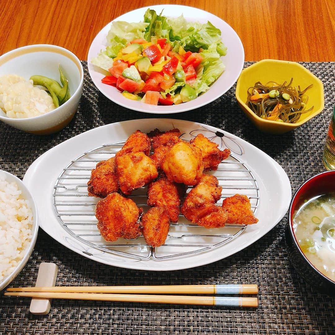 本田朋子さんのインスタグラム写真 - (本田朋子Instagram)「今夜の夕飯は、鶏むね肉の唐揚げ。 主人は、もも肉よりもむね肉派。 フォロのドレッシングのおかげで、サラダももりもり食べられます！  #夕飯 #料理 #唐揚げ #鶏むね肉  #二度揚げ #サラダ　 #フォロ」7月8日 22時47分 - tomoko_honda_official_phonics