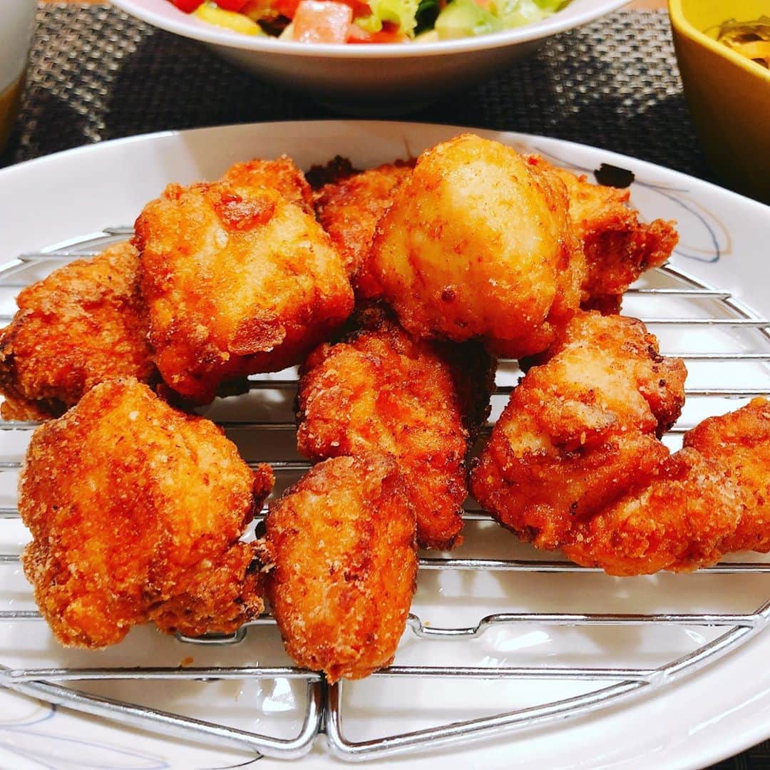 本田朋子さんのインスタグラム写真 - (本田朋子Instagram)「今夜の夕飯は、鶏むね肉の唐揚げ。 主人は、もも肉よりもむね肉派。 フォロのドレッシングのおかげで、サラダももりもり食べられます！  #夕飯 #料理 #唐揚げ #鶏むね肉  #二度揚げ #サラダ　 #フォロ」7月8日 22時47分 - tomoko_honda_official_phonics