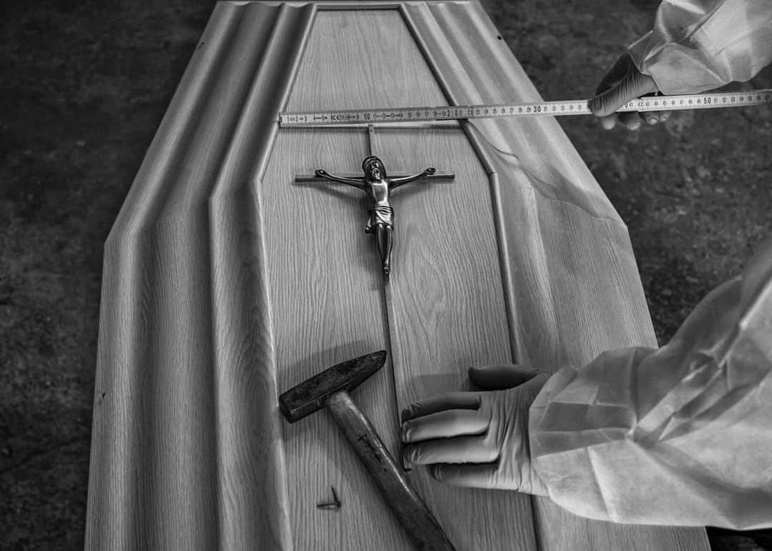 National Geographic Creativeさんのインスタグラム写真 - (National Geographic CreativeInstagram)「Photo by @cedricgerbehaye  Undertakers Greg and Jean-Pierre from the Donato funeral service seal the coffin of a 48 year old man who died from COVID-19 in La Louvière, Hainaut region in Belgium. Both men work 7 days a week and 24 hours a day because their colleagues are at risk given their advanced age. For a few weeks the COVID-19 death rate in the country was the highest in the world due to the counting system which included unconfirmed cases in nursing homes for elderly people where tests were impossible or done only late. Featured work created with the National Geographic Society COVID-19 Emergency Fund. To see more of my work follow @cedricgerbehaye」7月8日 22時48分 - natgeointhefield
