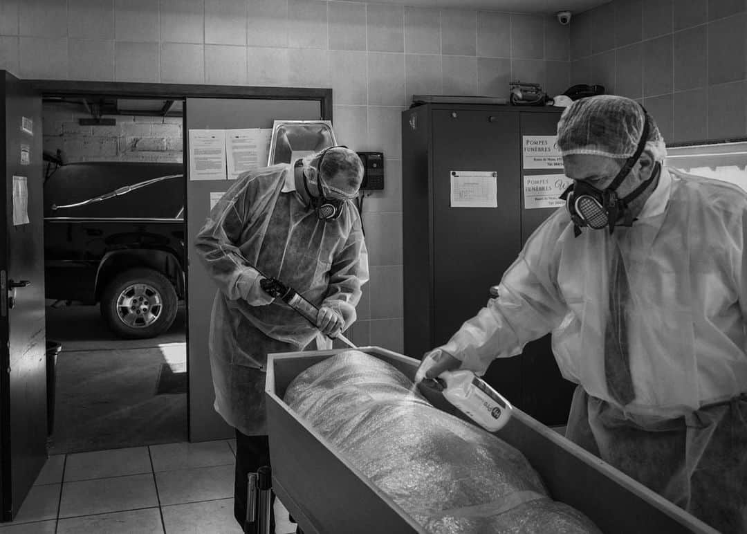 National Geographic Creativeさんのインスタグラム写真 - (National Geographic CreativeInstagram)「Photo by @cedricgerbehaye  Undertakers Greg and Jean-Pierre from the Donato funeral service seal the coffin of a 48 year old man who died from COVID-19 in La Louvière, Hainaut region in Belgium. Both men work 7 days a week and 24 hours a day because their colleagues are at risk given their advanced age. For a few weeks the COVID-19 death rate in the country was the highest in the world due to the counting system which included unconfirmed cases in nursing homes for elderly people where tests were impossible or done only late. Featured work created with the National Geographic Society COVID-19 Emergency Fund. To see more of my work follow @cedricgerbehaye」7月8日 22時48分 - natgeointhefield