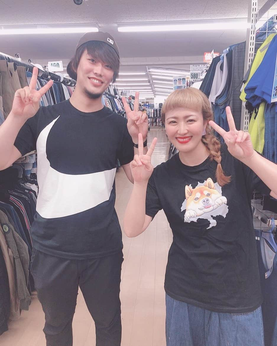 丸山桂里奈さんのインスタグラム写真 - (丸山桂里奈Instagram)「本日、ずっと一緒に私に付きカメラを回してくださりましたぁ〜 今はソーシャルディスタンスなどあるので、お店を貸切にしたり、スタッフさんも最小限の中でしたが、カメラを回しながらは初めてだったらしく、、、🙋‍♀️初めてなんて思わないくらい素晴らしかったです。 こんな私をありのまま受け入れてくださり、ありがとうございました😊 すごく楽しく、忘れられない時間になりました♫  またぜひ、お仕事でお会いしましょう🤴  #ロケ #ソーシャルディスタンス #みんな距離を保ちケアしてくださってます #私たちもですが #スタッフのみなさん元気でいてください #ディレクターさん #いしがみさん #野球少年 #めちゃくちゃいい人 #体育会系 #また会いましょう #いい意味で #インスタバエ」7月8日 22時53分 - karinamaruyama