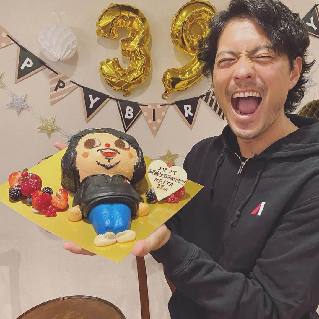 畑野ひろ子のインスタグラム：「🎂HAPPY BIRTHDAY🎂39th  ケーキは、娘達の提案で、あつまれどうぶつの森のキャラクター風にしたパパをオーダー。 洋服まで、パパがよく着ているAuBパーカー風に作ってもらい娘達大興奮😍😍  @bonsweetsandcongrats さんに感謝です😆🙏  #birthday #感謝 #birthdaycake」