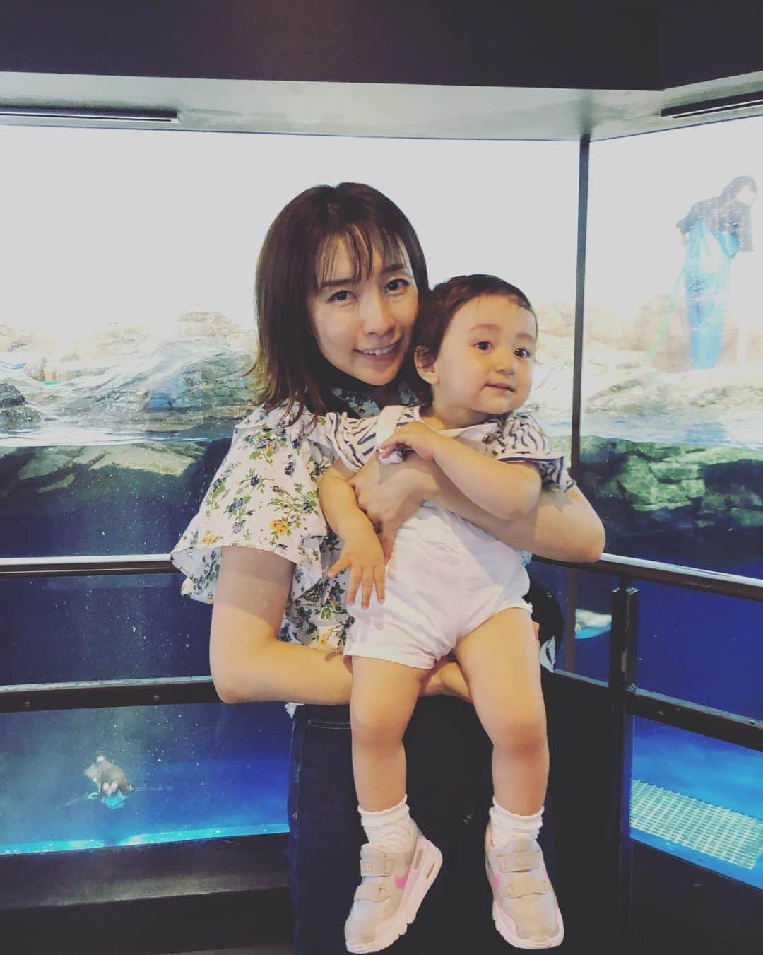 佐々麻梨江さんのインスタグラム写真 - (佐々麻梨江Instagram)「べべ初の水族館❤️ 5、6年前にフジテレビの夕方のニュースの取材でいったアクアパーク。 子供連れてきた大人が大興奮😻 最高だよぉ。いるかさんありがとう😭 べべは終始お魚さんにバイバイしてました。 いろいろわかる年になってきたのね🤗 ペンギンさんがお気に入り🐧 * * *  #マクセルアクアパーク品川  #いるかショー #ドルフィンパフォーマンス #マクセル #子連れ水族館 #親子で楽しむ  #生後11ヶ月  #11monthsold  #女の子ベビー  #令和元年ベビー  #babygirl  #babystagram  #赤ちゃんのいる暮らし  #赤ちゃんのいる生活  #女の子ママ #ママライフ #babyandmommy  #👶  #아가」7月8日 22時58分 - maries129