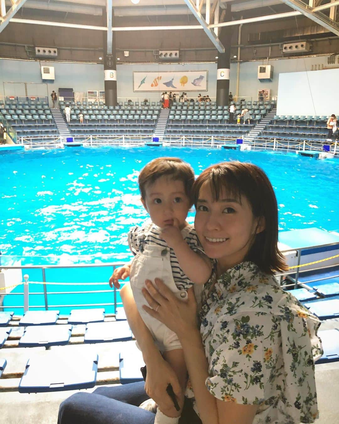 佐々麻梨江のインスタグラム：「べべ初の水族館❤️ 5、6年前にフジテレビの夕方のニュースの取材でいったアクアパーク。 子供連れてきた大人が大興奮😻 最高だよぉ。いるかさんありがとう😭 べべは終始お魚さんにバイバイしてました。 いろいろわかる年になってきたのね🤗 ペンギンさんがお気に入り🐧 * * *  #マクセルアクアパーク品川  #いるかショー #ドルフィンパフォーマンス #マクセル #子連れ水族館 #親子で楽しむ  #生後11ヶ月  #11monthsold  #女の子ベビー  #令和元年ベビー  #babygirl  #babystagram  #赤ちゃんのいる暮らし  #赤ちゃんのいる生活  #女の子ママ #ママライフ #babyandmommy  #👶  #아가」