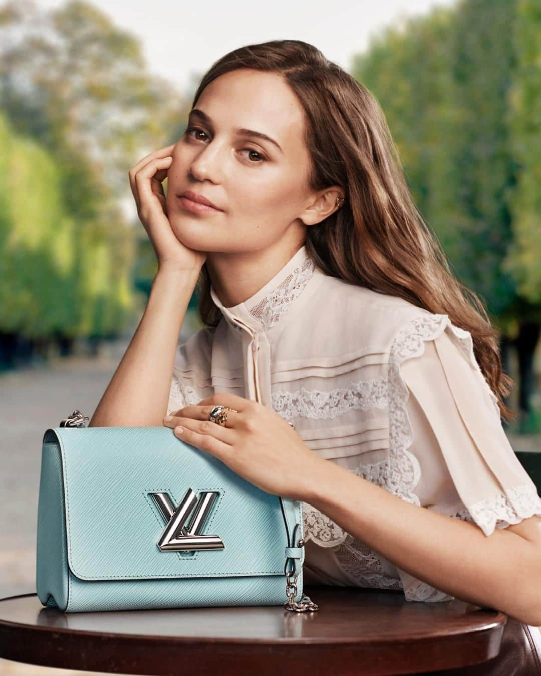 ルイ・ヴィトンさんのインスタグラム写真 - (ルイ・ヴィトンInstagram)「Distinctly bold. #AliciaVikander embodies the spirit of the Twist in the #LouisVuitton New Classics Campaign, photographed by #CraigMcDean. See more with #EmmaStone and #LeaSeydoux via link in bio.」7月8日 23時00分 - louisvuitton