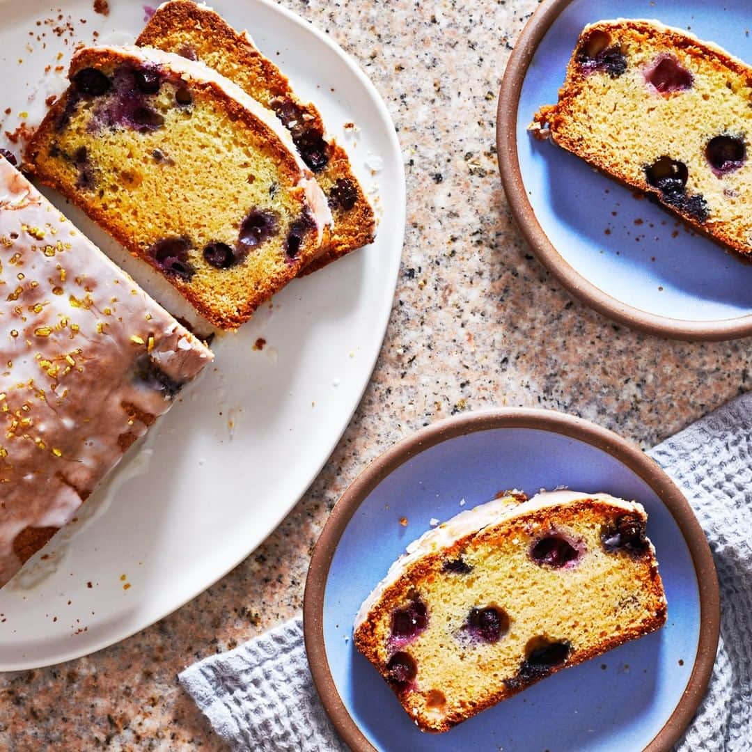 Food & Wineさんのインスタグラム写真 - (Food & WineInstagram)「This rich, one-bowl lemon and blueberry loaf cake is exceptionally easy to make—no butter creaming required. Tap the link in our bio for the recipe, to make it for dessert tonight (and breakfast tomorrow! 🙃) 📷: @caitbensel」7月8日 23時00分 - foodandwine