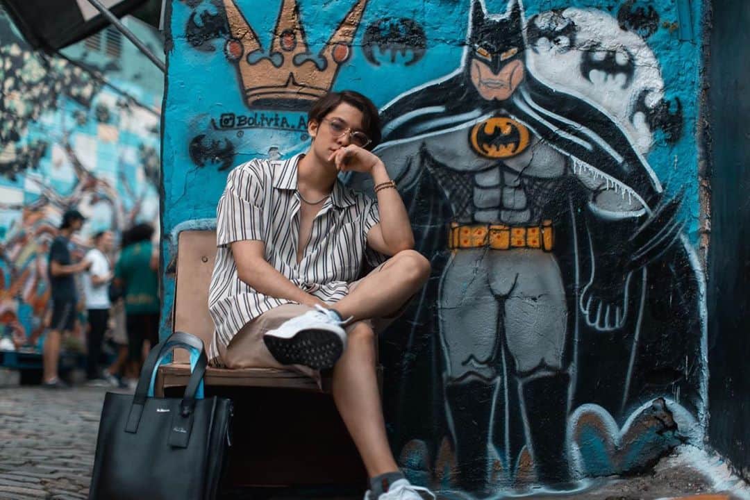 Kauanのインスタグラム：「🦇🇧🇷🌎 . . . Vídeo novo🎵 もうみた？ #linknabio #プロフィールのリンクから #バットマン横丁」