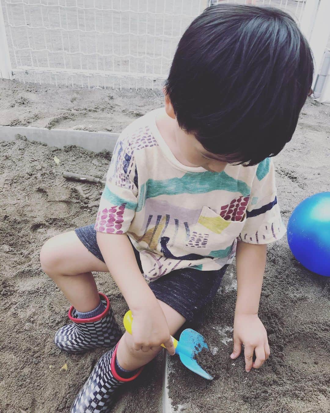 小西ゆりなさんのインスタグラム写真 - (小西ゆりなInstagram)「雨が止んだ後の砂場って最高ー✨by👦 そんな事で幸せ感じられるって素敵だね♡ #雨上がり #砂場　#外遊び　#ささいな幸せ　#3歳男の子」7月8日 23時13分 - yurina_konishi
