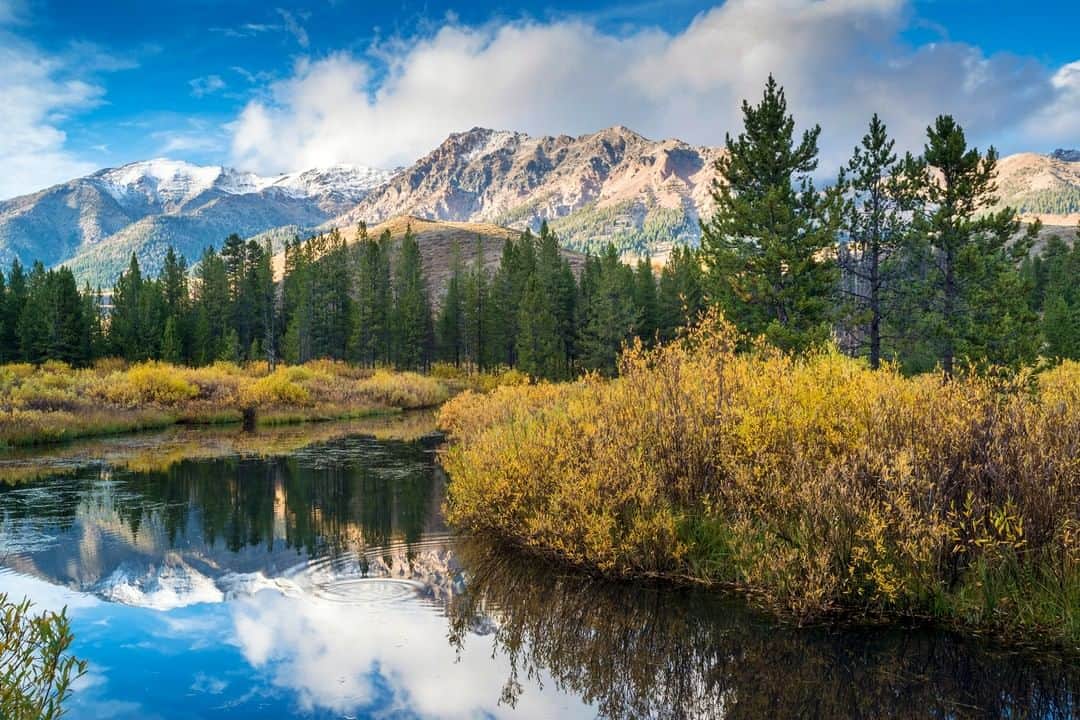 Lonely Planetのインスタグラム：「If you’re keen for an outdoor vacation, then imagine yourself soaking up nature's splendor in one of these Idaho mountain towns. We've rounded up the best base camps from north to south to access trailheads, mountains and rivers for an expedition that's all Idaho.  Tap the link in our bio to see them all.」