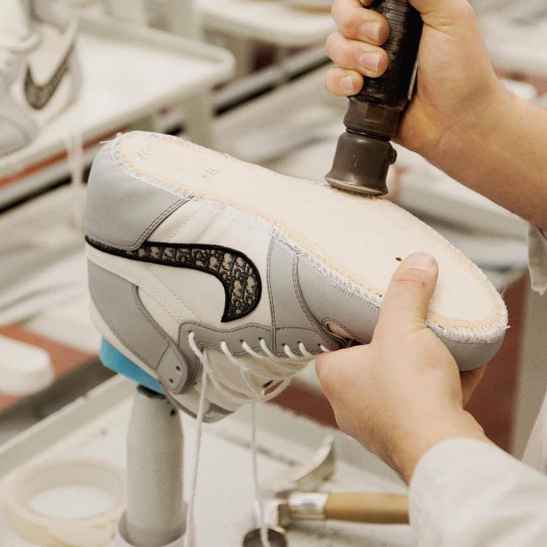 HYPEBEASTさんのインスタグラム写真 - (HYPEBEASTInstagram)「@hypebeastkicks: Here’s a closer look at the making of @dior and @jumpman23’s "Air Dior" capsule. As the brainchild of Dior Men’s director @mrkimjones, Dior Men’s lead footwear designer @_thibo Denis, and Jordan Brand VP of Design Martin Lotti, the collection is centered around an Air Jordan 1 and Air Jordan 1 Low, which provides a “perfect collision of authenticity and luxury,” in the words of Lotti. Check out the process behind the set in an exclusive video via the link in bio.⁠⠀ Photo: Valentin Hennequin/Dior」7月8日 23時21分 - hypebeast
