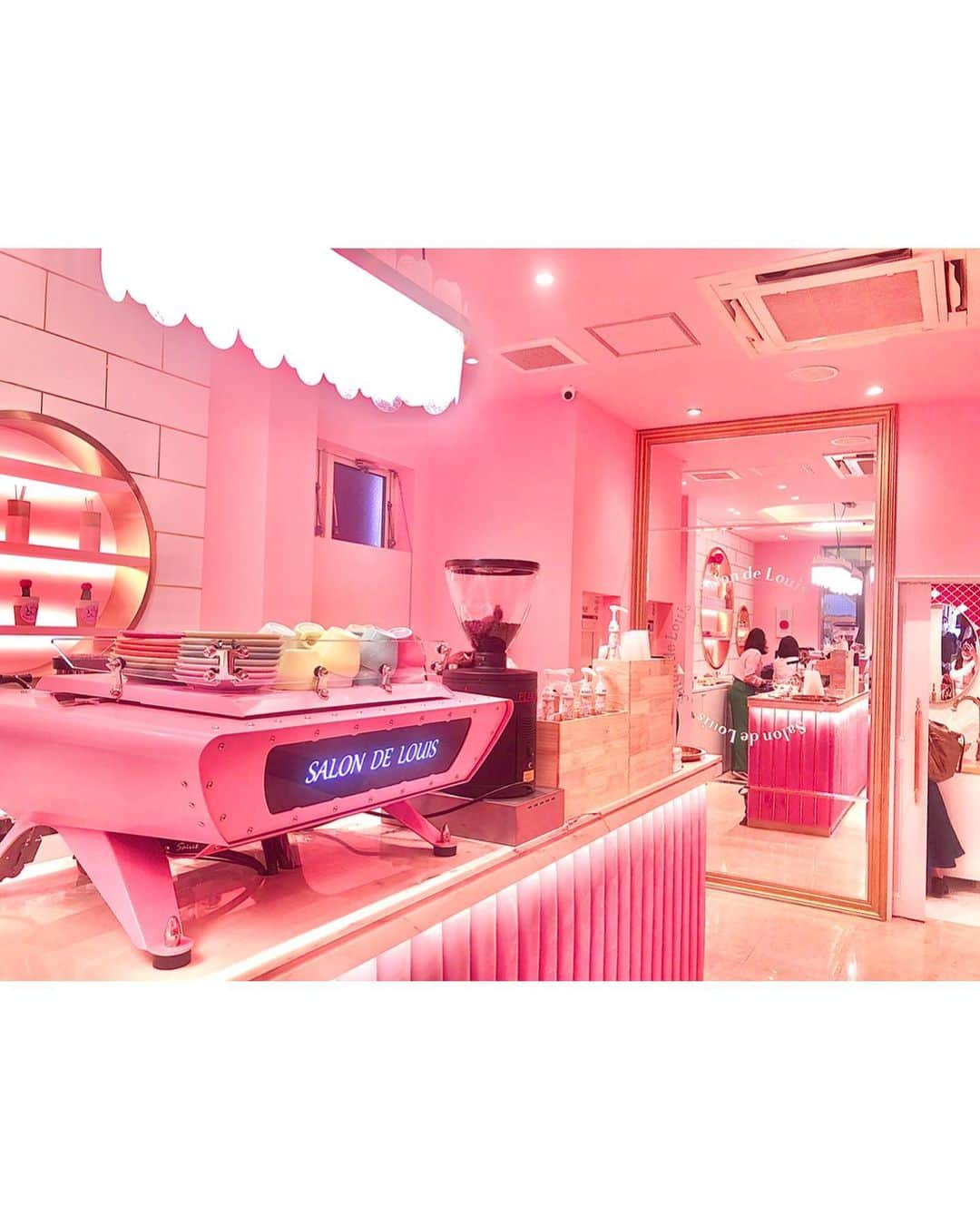 藤崎里菜さんのインスタグラム写真 - (藤崎里菜Instagram)「青山にあるサロンドルイ2でアフタヌーンティーしました☕️ @salon_de_louis2  ． ． お店の雰囲気もスイーツも食器もなにもかもが可愛かった〜💓 ． ． 1階がピンクで 2階がティファニーブルーだったよ✨ ． 今度は1階の席でもお茶したいな🐰🍒 ． ．  #サロンドルイ #サロンドルイ2 #salondelouis #salondelouis2 #青山 #表参道 #東京 #tokyo #カフェ #cafe #ティファニーブルー #blue #pink #可愛い #sweets #スイーツ #シャンデリア #アフタヌーンティー #afternoontea #tea」7月8日 23時13分 - rina_fujisaki