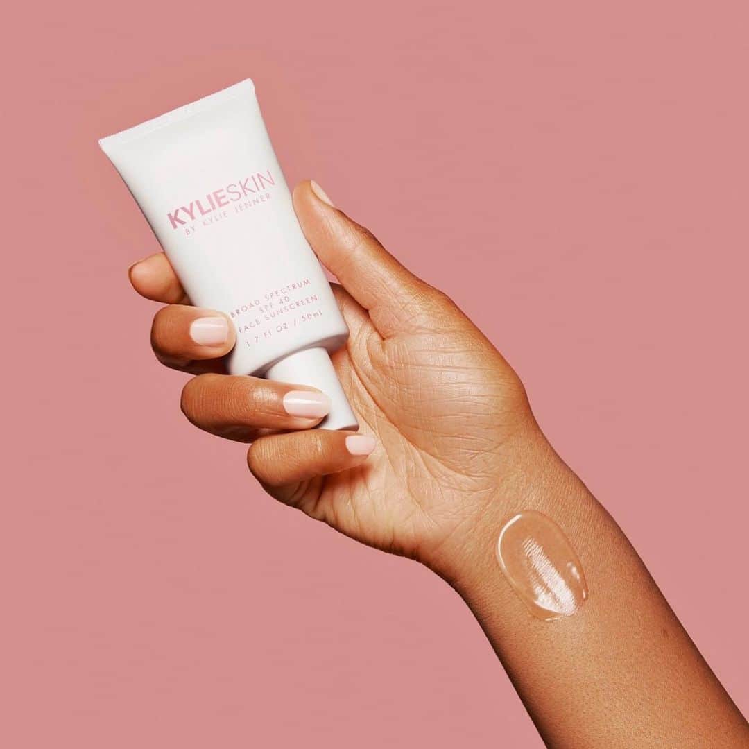 Kylie Cosmeticsさんのインスタグラム写真 - (Kylie CosmeticsInstagram)「@kylieskin’s new invisible face sunscreen launches tomorrow! 💗 you’ll fall in love with this hydrating and protecting formula ✨ it makes a perfect smoothing primer for makeup, hydrating moisturizer for no-makeup days and will protect your skin from harsh UVA & UVB rays ☀️ broad spectrum spf 40 face sunscreen launches tomorrow 7.9 9am pst on kylieskin.com」7月8日 23時17分 - kyliecosmetics