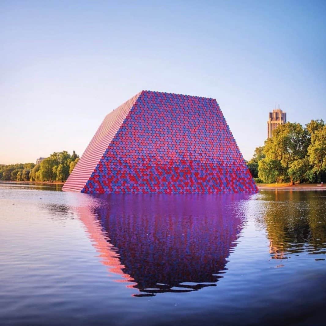 KAWSONEさんのインスタグラム写真 - (KAWSONEInstagram)「👌 #Repost @serpentineuk @acuteart_  ・・・ Remember when Christo and Jeanne-Claude's London Mastaba appeared on The Serpentine Lake in summer 2018? It's returned... via your phone!  In a project planned before Christo’s death in May of this year, this final large-scale public artwork has been recreated in Augmented Reality by @AcuteArt_ in collaboration with the Serpentine.   To view the virtual London Mastaba download the free app #LinkInBio and visit The Serpentine Lake, Hyde Park #Christo   @theroyalparks @christojeanneclaude @bloombergdotorg     Christo, 2018. Photo: Tim Whitby, Getty」7月8日 23時18分 - kaws