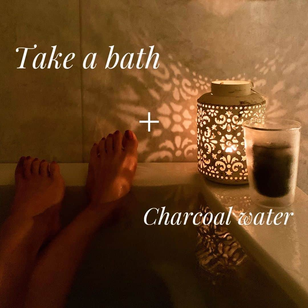 西内ひろさんのインスタグラム写真 - (西内ひろInstagram)「Detox time🛁 Taking a bath and drinking   Charcoal water🧉  半身浴しながら炭ウォーター。 炭は腸内環境を整えてくれるので◎ #detox #detoxwater  #charcoal  #bath  #bathtaime #デトックスウォーター　#癒しタイム #healing #バスタイム」7月8日 23時20分 - 0214hiro