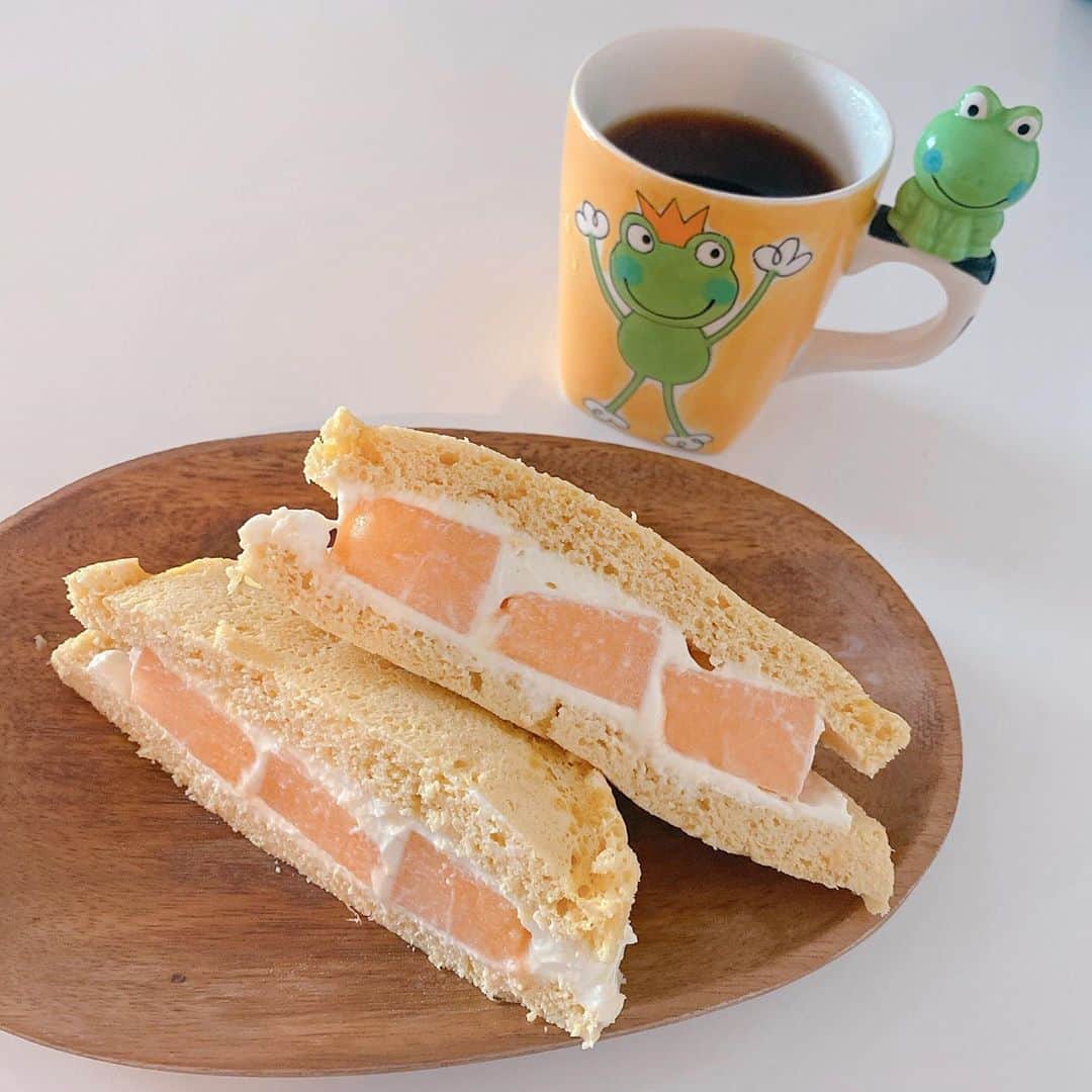 川島海荷さんのインスタグラム写真 - (川島海荷Instagram)「最近のわたしの主食。おからパン。  いろいろアレンジして、楽しんでおります🌷メロンサンド、キウイサンド、リコッタチーズ蜂蜜のパンケーキ風、甘酒クリームのパンケーキ風など。 そのまま食べても美味しいし、このレシピに感動してしまって、、　@kyou_nani_tabeta のおから蒸しパン！ 私は甘味料を甜菜糖にしてます。　#うみ活　#ウミズキッチン」7月8日 23時30分 - umika_kawashima