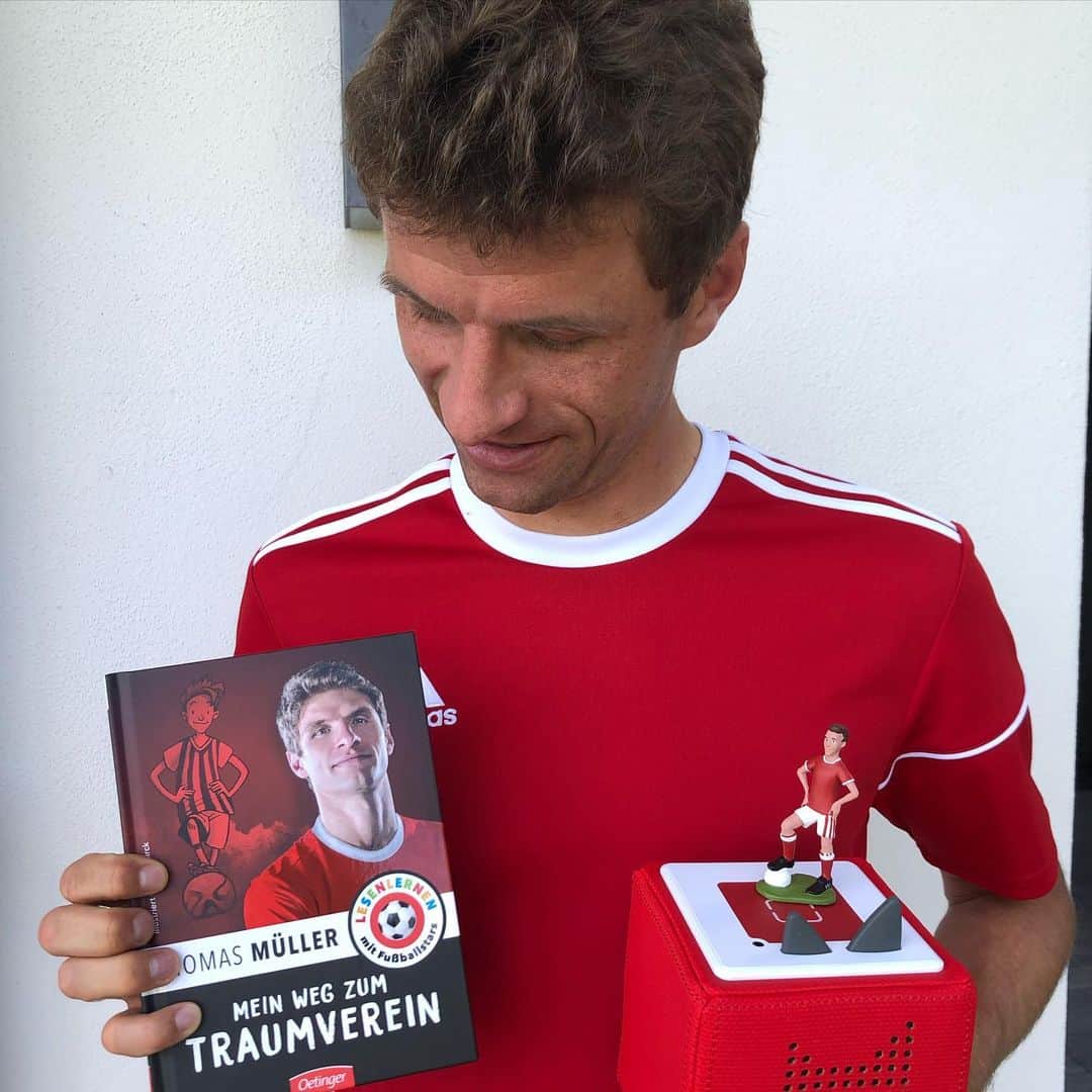 トーマス・ミュラーさんのインスタグラム写真 - (トーマス・ミュラーInstagram)「Jetzt gibt’s mich auch als Tonie! 👍🏼😀 Meine Kinderbücher „Mein Weg zum Traumverein“ und „Mein Weg in die Startelf“ werden von Julian Greis gesprochen und erzählen die Geschichte, wie ich von meinem Heimatklub TSV Pähl als Jugendspieler zum @fcbayern gekommen bin und wie es mir dort am Anfang gegangen ist.  Zum Abschluss gibts auf dem Tonie ein Interview mit mir zu hören. ⚽️ ANZEIGE #esmuellert #tonie #thomasmüller #fcbayern #tsvpähl #traumverein #startelf #toniebox」7月8日 23時26分 - esmuellert