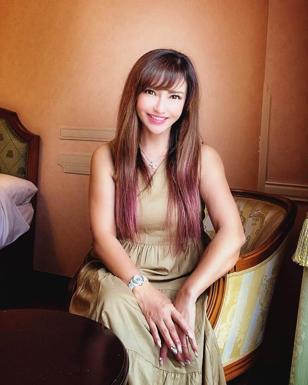 selfieneのインスタグラム：「変化し続ける為に 今日は何をした？ そして明日は何をする？？ #意識的な変化は進化  #ポートレート風味  カーテンタッセルにスマホを引っ掛けて撮ったよ笑笑  #投資女子」