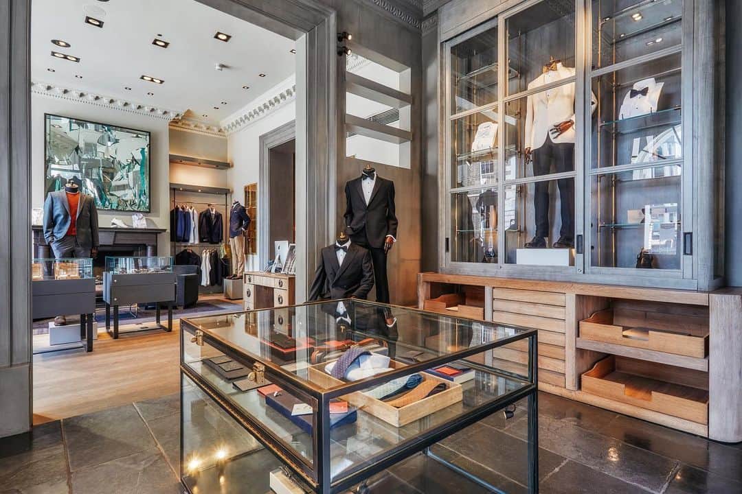 ギーブス&ホークスのインスタグラム：「Inside our No.1 Savile Row store which reopened yesterday.  #gievesandhawkes #savilerow」