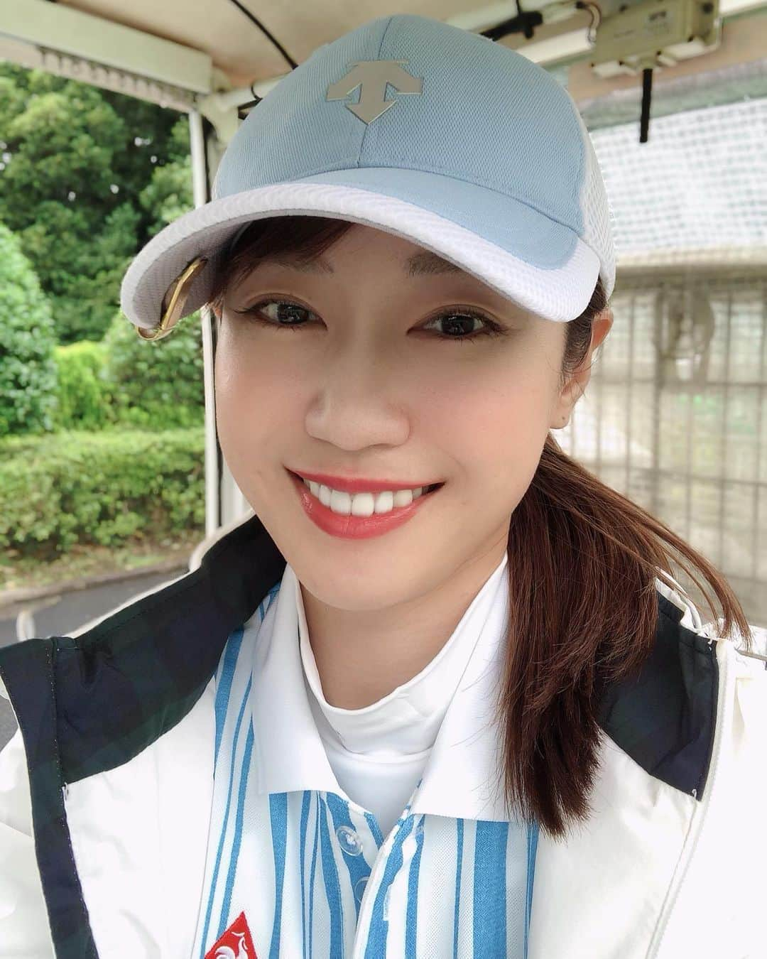 山下詩乃さんのインスタグラム写真 - (山下詩乃Instagram)「なかなか梅雨明けしないですね☔️😌 梅雨の時期はなるべく明るい色のウェアを選ぶようにしてます💛❤️💙💚 ゴルフの途中で黒〜い雲☁️が頭上にあったりして、景色が暗くなっちゃう事が多いから、ウェアだけでも明るく❗️して気分上げてます🥰 写真の通り、雨降ったらカッパ着るから意味ないかもしれないけど😅笑 今年は天気予報と睨めっこが多い気がします😊☀️☔️☁️ ・ ・ #ゴルフ女子 #ゴルフ好き #ゴルフ大好き #ゴルフ好きな人と繋がりたい #ゴルフコーデ #明るい色 #梅雨ゴルフ #ゴルフ好きピラティスインストラクター #ピラティスインストラクター #ピラティス #ヨガ #ヨガスタジオ」7月8日 23時32分 - shinoyamashita