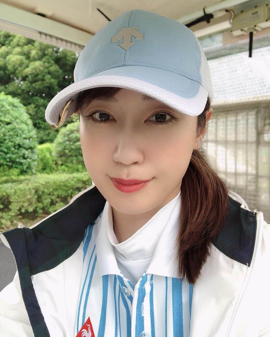 山下詩乃さんのインスタグラム写真 - (山下詩乃Instagram)「なかなか梅雨明けしないですね☔️😌 梅雨の時期はなるべく明るい色のウェアを選ぶようにしてます💛❤️💙💚 ゴルフの途中で黒〜い雲☁️が頭上にあったりして、景色が暗くなっちゃう事が多いから、ウェアだけでも明るく❗️して気分上げてます🥰 写真の通り、雨降ったらカッパ着るから意味ないかもしれないけど😅笑 今年は天気予報と睨めっこが多い気がします😊☀️☔️☁️ ・ ・ #ゴルフ女子 #ゴルフ好き #ゴルフ大好き #ゴルフ好きな人と繋がりたい #ゴルフコーデ #明るい色 #梅雨ゴルフ #ゴルフ好きピラティスインストラクター #ピラティスインストラクター #ピラティス #ヨガ #ヨガスタジオ」7月8日 23時32分 - shinoyamashita