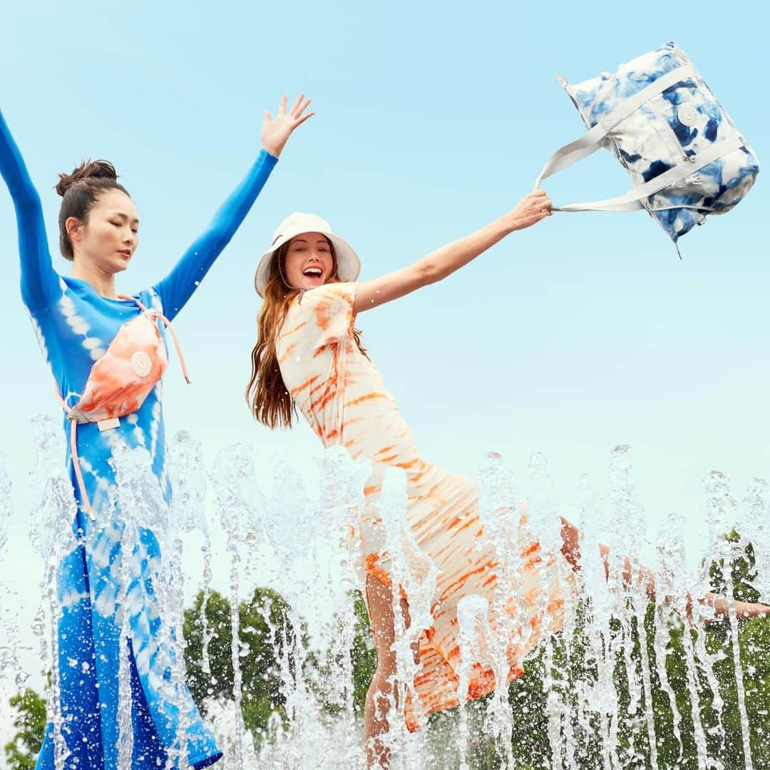キプリングさんのインスタグラム写真 - (キプリングInstagram)「Friends, heat, water and tie dye - the essentials for a great summer! 💦 #LiveLight #tiedye #summer」7月8日 23時34分 - kipling