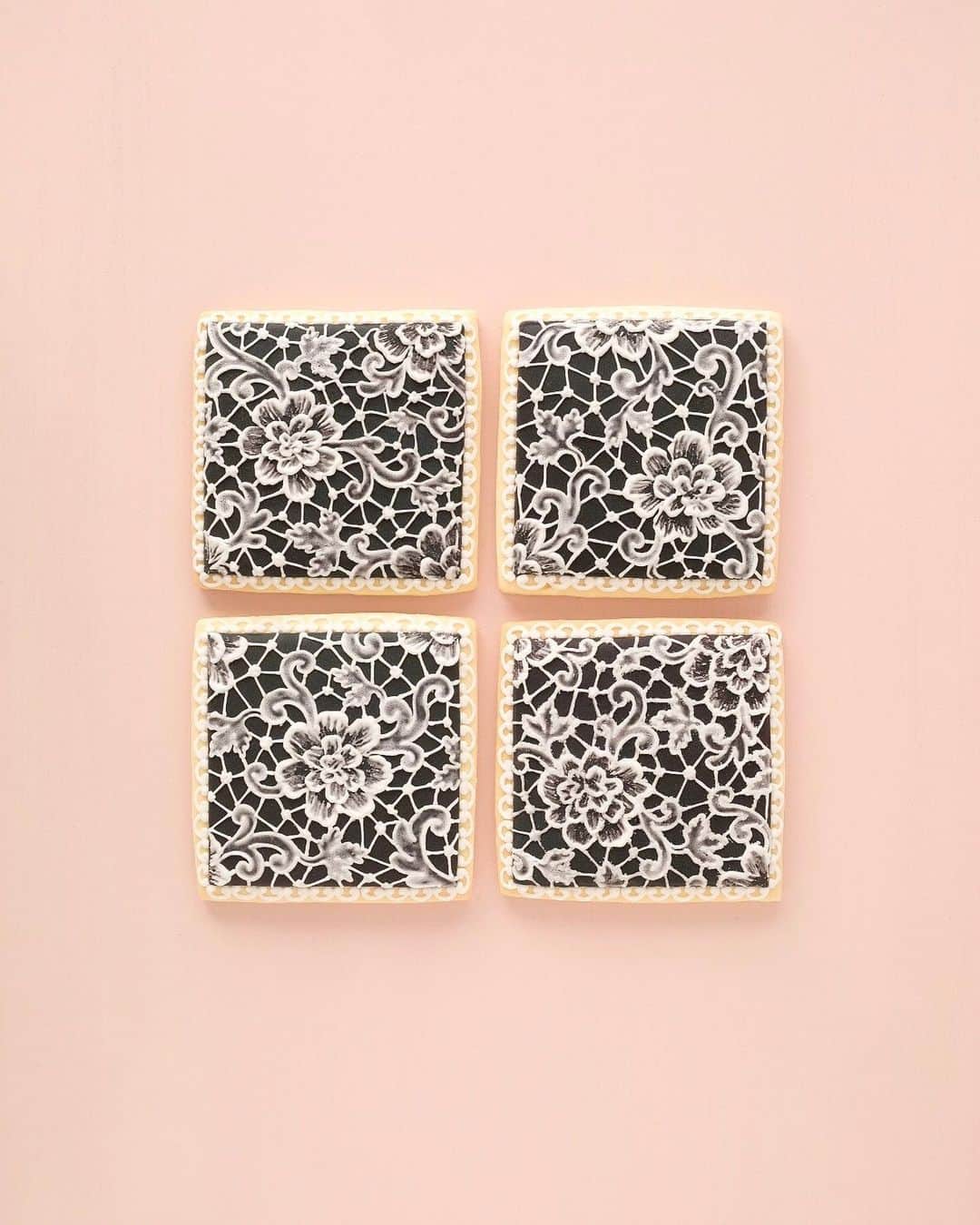 KUNIKAのインスタグラム：「Antique needle lace design cookies 🤍🖤﻿ ﻿ ちょっと個性的に焼き上がってしまったクッキー... その歪みが生きたらいいなと思って、アンティークなニードルレースのはぎれをイメージして作りました☕️﻿ ﻿ #artofkunika」