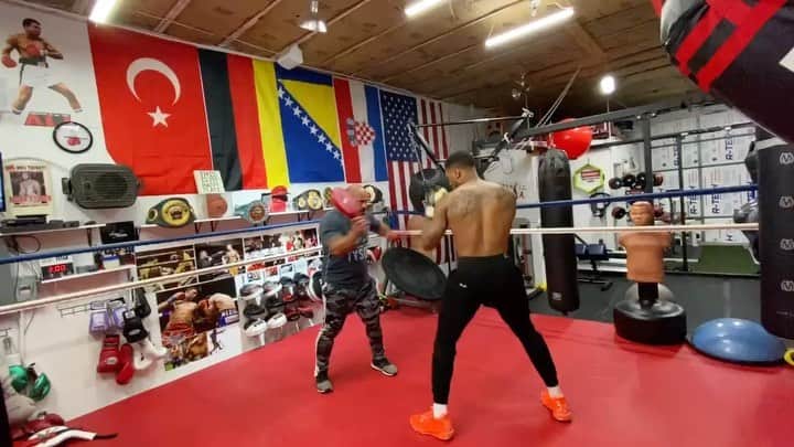 デイミアン・リラードのインスタグラム：「Good morning... ended my workout  in the ring before we head to Orlando. 🥊」