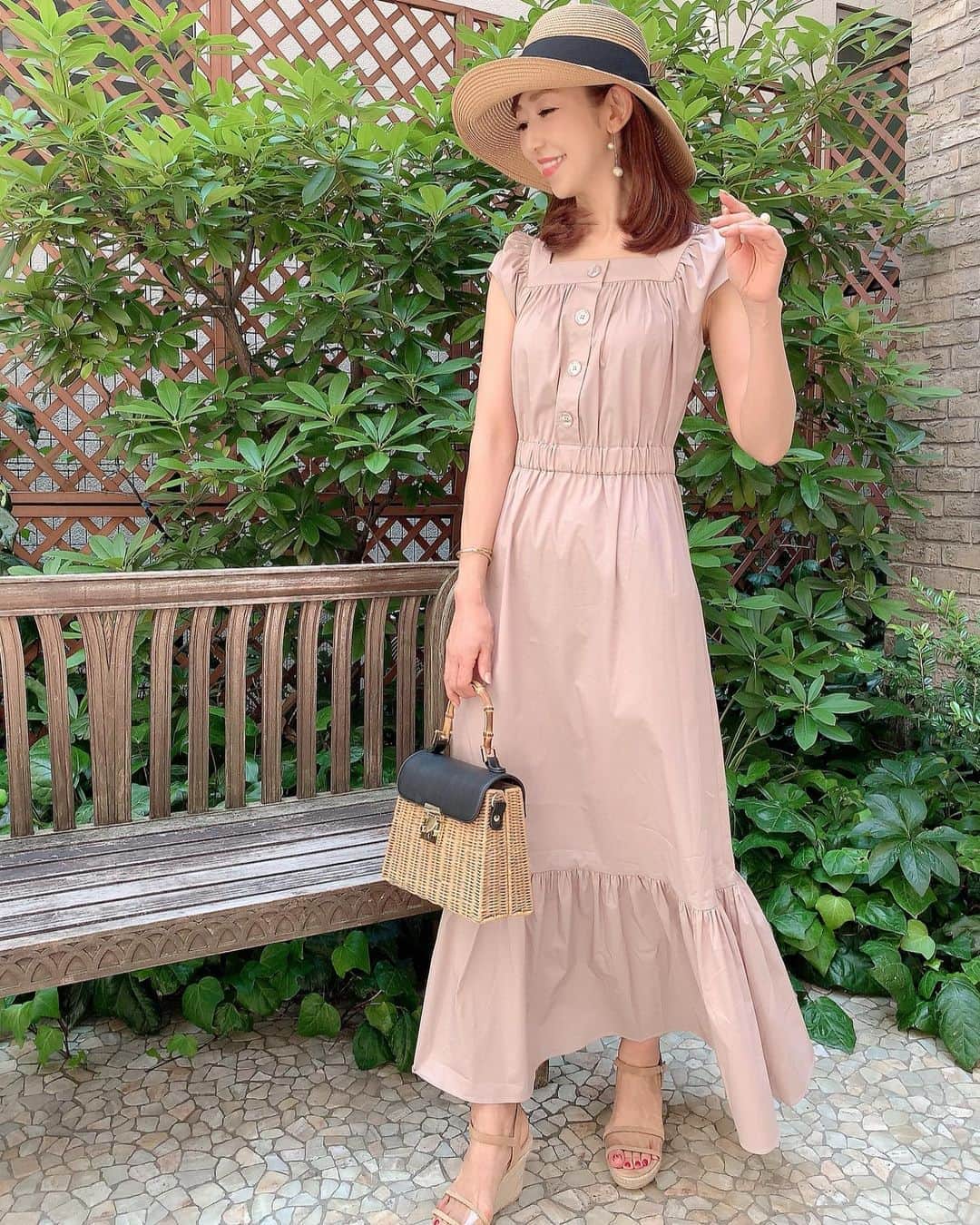 のインスタグラム：「昨日発売を開始した新作ワンピース、おかげさまでドットがS.M共に即日完売致しました🙏✨ . ウエストゴムで、とにかく着痩せして見えるシルエットの美しさが自慢のサマードレス👗 . 私的にはどのカラーと選ぶのが難しいほど、グレージュも、ホワイトも、共にそれぞれ素敵でお気に入り💗 . 是非、現在SALEプライスになっているリボンハットをコーディネートしてみていただきたいです😉 . ストーリーにリンクを貼っておきますね💕 是非、checkしてみて下さい😊 . . ＜NEW＞「スクエアネック　ロングOP」 https://www.joint-space.co.jp/c/primascherrer/psc311-0272 . Price：11,000円 + TAX Color：ホワイト / グレージュ  Size：S/M . . . #和泉佳子　#プリマシェレル  #ワンピース　#リボンハット　#コーディネート　#ファッション　#ファッション好きな人と繋がりたい」