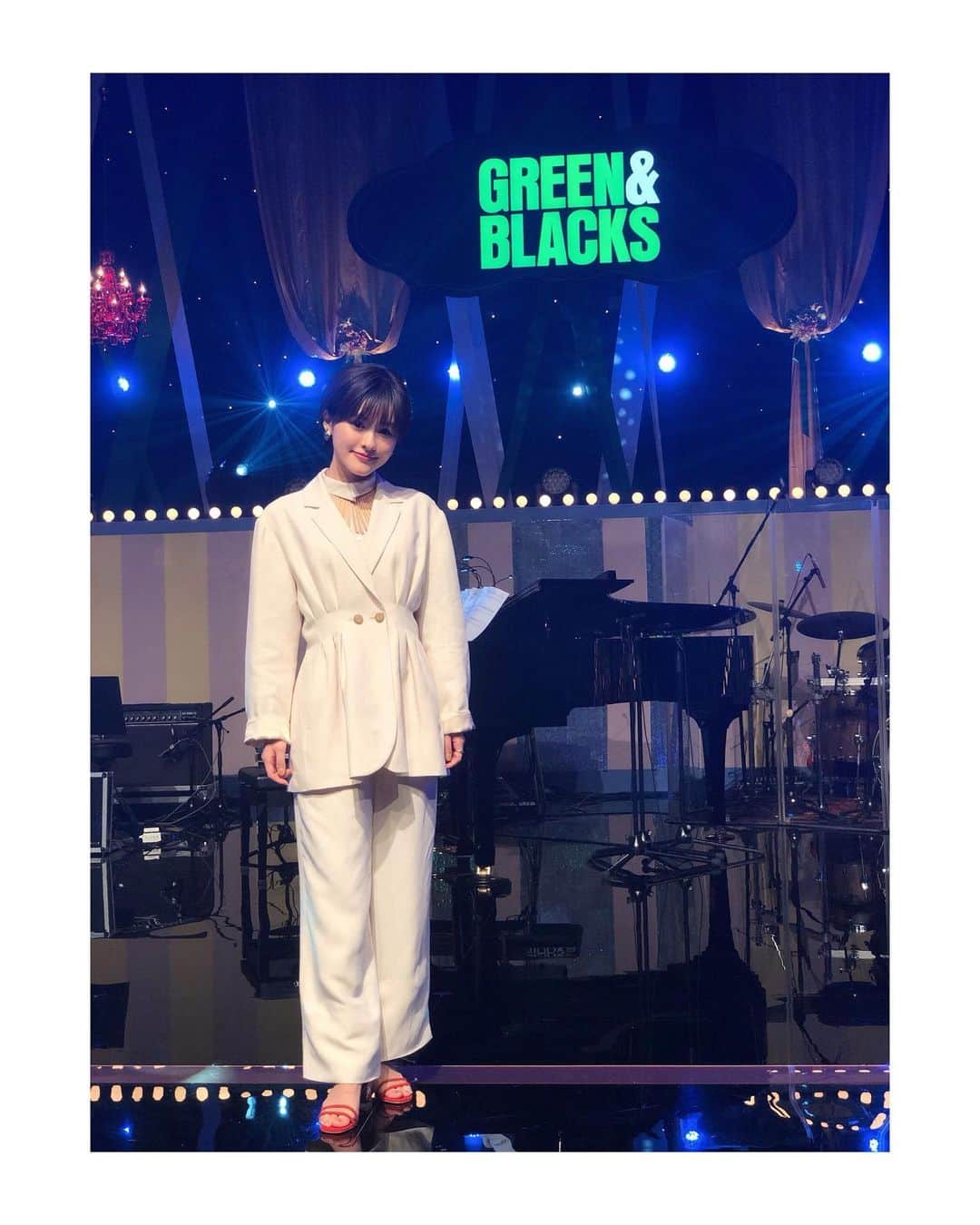 昆夏美のインスタグラム：「. #グリーン&ブラックス の歌収録🎤 「命をあげよう」を 歌わせていただきましたっ。 先日、別番組で本番衣装を着て 歌わせていただきましたが また違った感じになってますので 楽しみにしてくださると嬉しいですー！ . 今日うれしかったのは ソニンさんと会えたこと💋 ソーシャルディスターーーンス！！ . . . 命をあげようってやっぱ大曲だ。  (ここから小声) ムズカシイデス😂笑 . ありがたいね。 訓練あるのみですな。」
