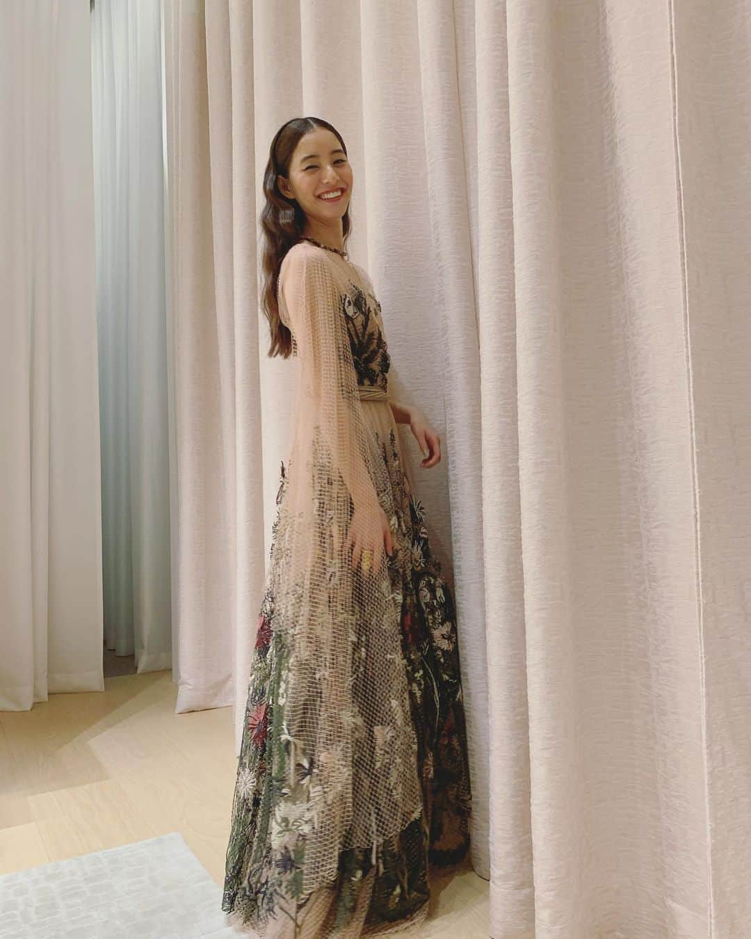 新木優子さんのインスタグラム写真 - (新木優子Instagram)「DIOR 2020-21年秋冬オートクチュールコレクションがオンラインフィルムとして発表されオンタイムで見てきました☺️  素敵なDiorの世界観にグッと引き込まれるまるでファンタジー映画のような、素敵な映像でした✨  その時の様子やインスタライブが @fashionsnapcom で見れるのでぜひチェックして下さい✨  #DiorCouture #Dior #fashion」7月8日 23時59分 - yuuuuukko_