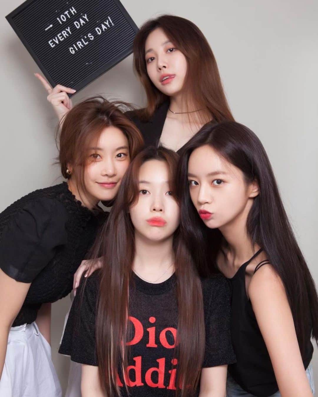 ソジン のインスタグラム：「Dear, Dai5y & GsD ♥️ 긴시간 힘되어주고 친구되어주고  함께여서 고마워, 사랑해. Ing♥️」