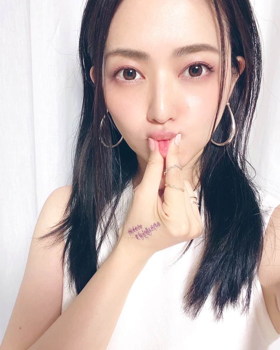 山口愛実のインスタグラム：「今日は一日低気圧＋生理でふわふわ状態でした。  もともと数値が少し低いのですが妊娠中も鉄剤を飲んでいても何度か貧血で気絶することがあって とくに採血はベッドに横になっておそるおそるやって貰い終わったら甘ーいジュースとゆう💦 そうゆえば出産直後も貧血起こしたな😭  なので桜代からのお願いです🙏 もし電車やバスなので妊婦さんを見かけたら席を譲って頂きたいのです。 妊婦さんはお腹の赤ちゃんに優先的に鉄分を送る為に貧血になることが多いんですね。  なので是非に是非に🙇‍♀️ そんな貴方を見かけたら私は惚れてまうかもしれない！！いや！絶対惚れる！！ シビレル！憧れルゥゥゥ！！  よろしくお願いします❤️」