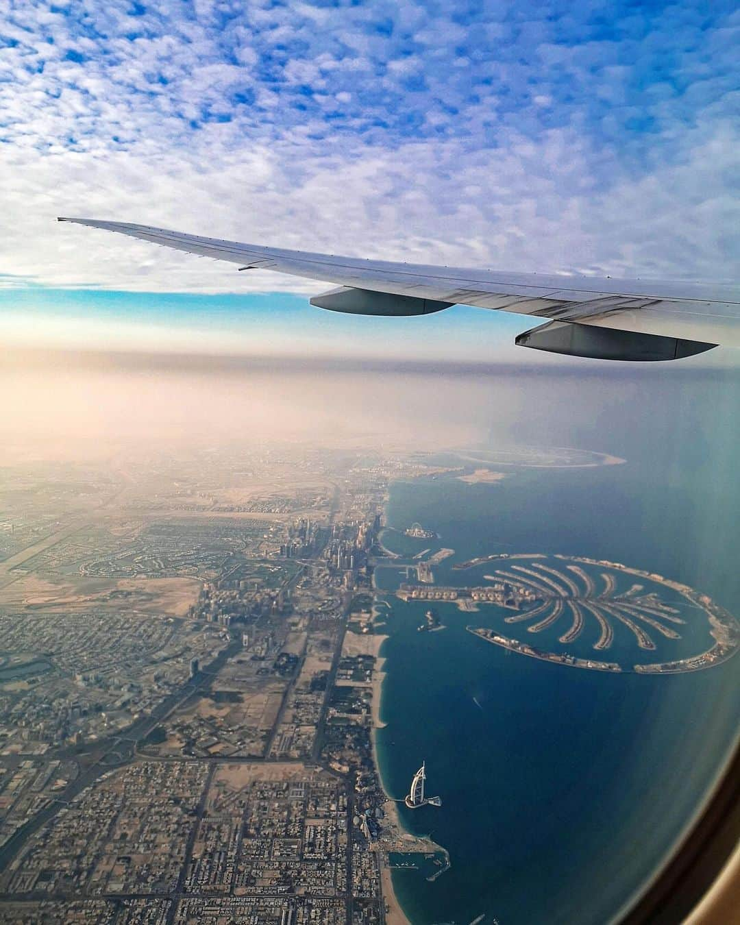 エミレーツ航空さんのインスタグラム写真 - (エミレーツ航空Instagram)「We’re ready to welcome you to our home. When is your next visit to Dubai?  #WindowViewWednesday by @por_um_click_」7月9日 0時01分 - emirates