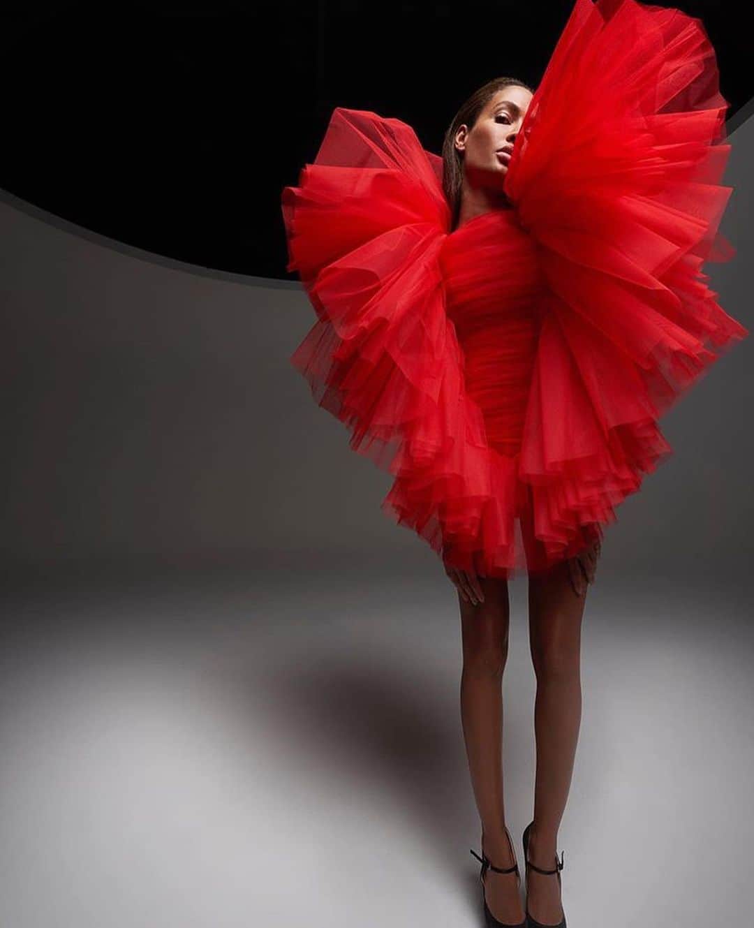 IMG Modelsさんのインスタグラム写真 - (IMG ModelsInstagram)「Keep It Haute. 🔥 #JoanSmalls (@joansmalls) x @giambattistavalliparis #HauteCouture. #⭐️ #IMGstars」7月9日 0時03分 - imgmodels