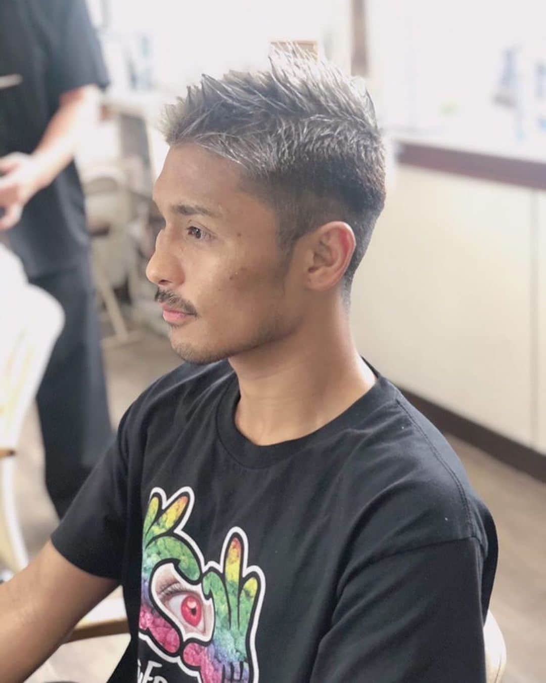大沢文也さんのインスタグラム写真 - (大沢文也Instagram)「またまた髪の毛カットカラー！ 2週間に1回は必ず美容室行く✌️ 試合前だからとか関係ない🤪  髪の毛を載せようとしたけど、これじゃ髪の毛より痩せてる方が目立ってしまうね（笑）  @dbond724  いつもありがとうございます😊  そして来てるTシャツは @ashizawa0501  りゅうせいの397Tシャツ  皆宜しくです！」7月9日 0時03分 - fumifumi_k1