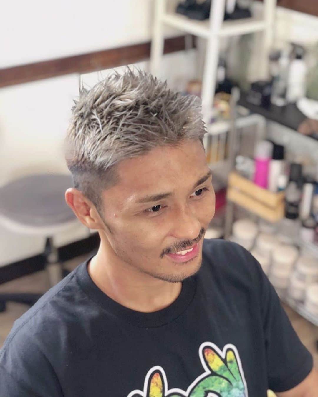 大沢文也のインスタグラム：「またまた髪の毛カットカラー！ 2週間に1回は必ず美容室行く✌️ 試合前だからとか関係ない🤪  髪の毛を載せようとしたけど、これじゃ髪の毛より痩せてる方が目立ってしまうね（笑）  @dbond724  いつもありがとうございます😊  そして来てるTシャツは @ashizawa0501  りゅうせいの397Tシャツ  皆宜しくです！」