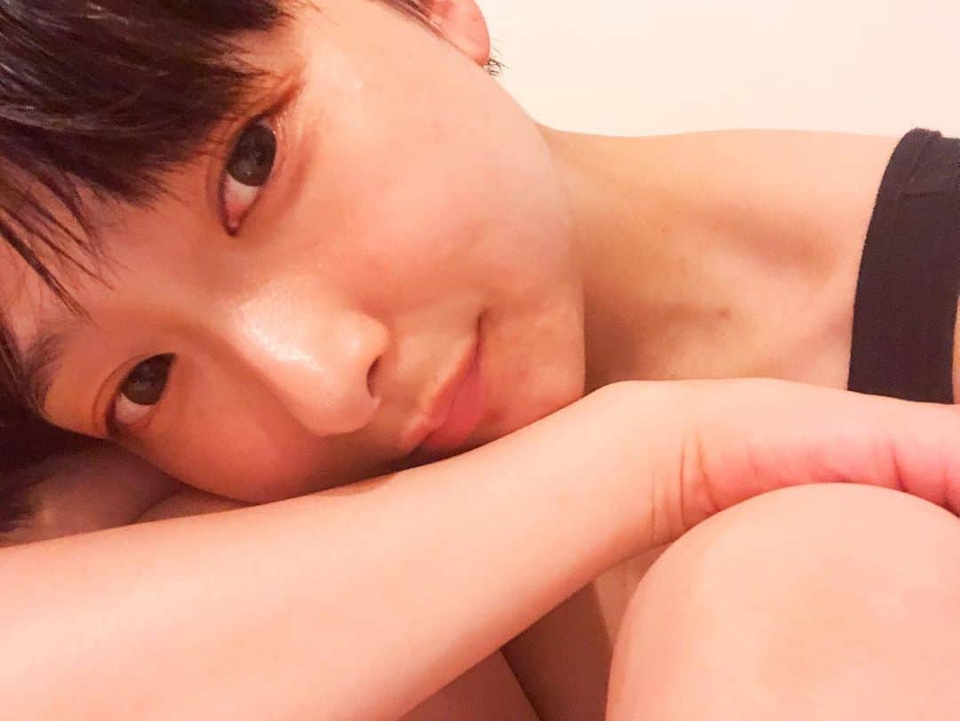 松本亜希のインスタグラム：「スキンケアについて💠 . 最近マスクのせいで顎が荒れに荒れて困っております…😭 妊娠中もずっとマスクつけてた冬の時期、同じ症状に悩まされた🤦🏻‍♀️ 病院も行って基礎化粧品も少しかえたのでご紹介します！ . ①アルビオン エクラフチュール ②ヴィオテラス Cセラム ③アルビオン アンフィネスホワイト ホワイトニングミルク ④アルビオン エクシア フォーミュラオイル ⑤ヒルドイドフォーム(化粧水置き換え) ⑥アルビオン エクサージュホワイト ピュアチャージャー ⑦アルビオンアンフィネスホワイト クリーム ⑧外用抗生物質 . そして飲み薬は授乳中なのでビタミン剤のみです！ ニキビには寝不足が良くないみたいなのでなるべく寝られるように努力します🥺💦 . そしてとにかくビタミンをお肌に与えたい！って事で、ビタミンを中心に考えて選んだ基礎化粧品たち。 顎にきび、治しておくれよ〜！ . #マスク肌荒れ#アルビオン#アンフィネス#エクサージュ#エクシアホワイト」