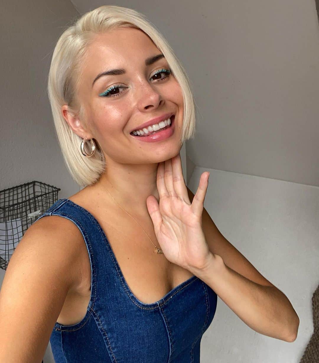 のインスタグラム：「my face this week because my emails are no longer just uber eats offers & amazon shipping confirmations AND INSTEAD ABOUT THE SONG I’M RELEASING ON FRIDAY 🤗 can’t wait for you all to hear it...」