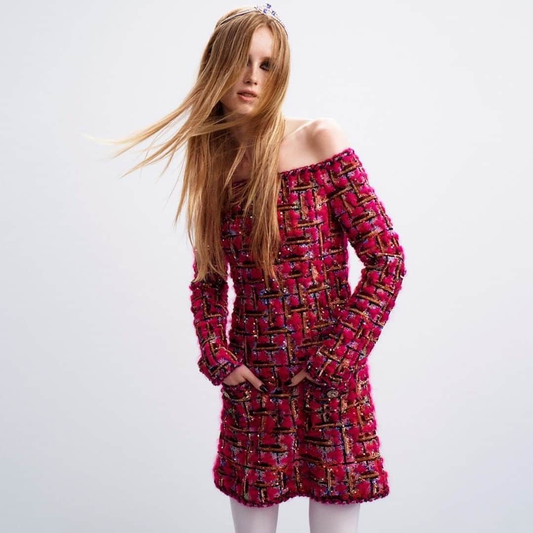 シャネルさんのインスタグラム写真 - (シャネルInstagram)「Embroideries with a tweed effect — the CHANEL Fall-Winter 2020/21 Haute Couture collection, photographed by Mikael Jansson. Featured with CHANEL High Jewelry.  See all the looks on chanel.com  #CHANELHauteCouture #CHANEL #CHANELHighJewelry @Le19M #Le19M @AtelierMontex #AtelierMontex @MikaelJansson @RianneVanRompaey」7月9日 0時20分 - chanelofficial