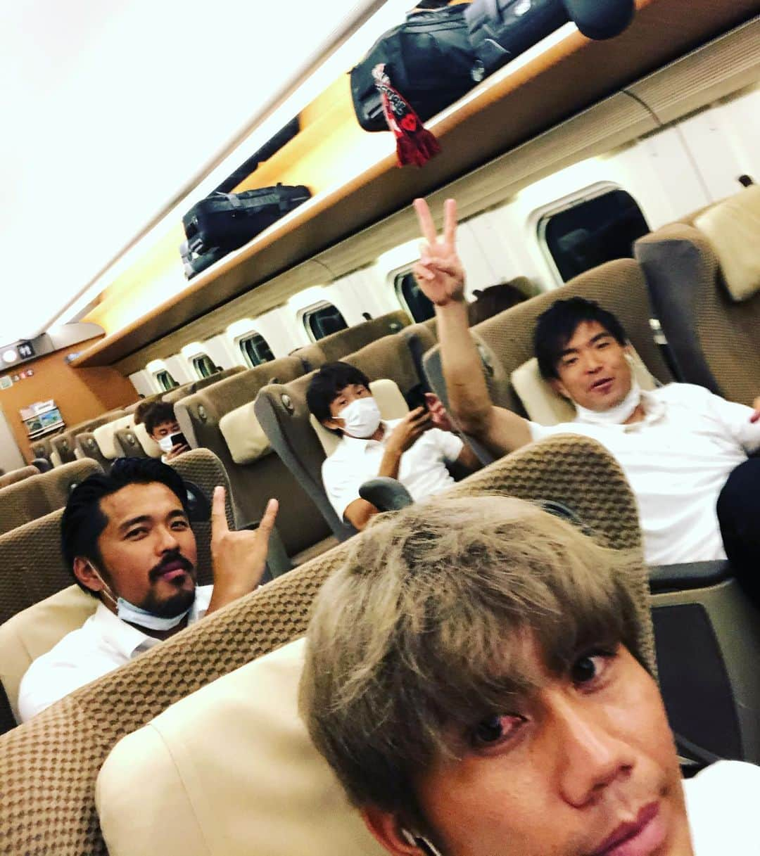 柏木陽介さんのインスタグラム写真 - (柏木陽介Instagram)「慎三、浦和レッズ100ゴールおめでとう。  俺がアシストしたかったけど。  チームも勝つことが全て。  ただ個人的にももっとできるし、あげていきたいな。  さあ連戦全員の力で乗り切ろう。  #興梠慎三#浦和レッズ#100ゴール#凄いこと#リスペクト#30歳オーバー#まだまだ頑張る」7月9日 0時31分 - yosuke_kashiwagi