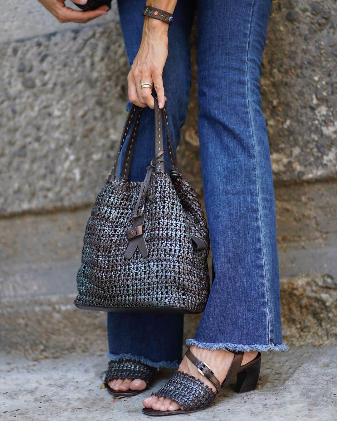エンリーベグリンのインスタグラム：「Simple and elegant #HenryBeguelin look in turquoise woven style with Mid-heel sandals and Daria M bag. #HBSS20」