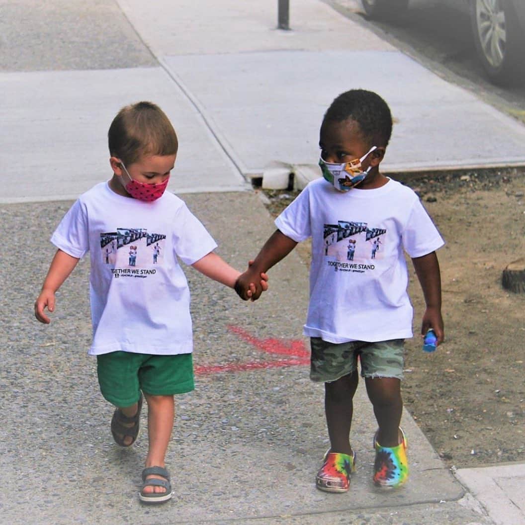 ボニー・ライトのインスタグラム：「express love, wear a mask ♥️   like maxwell & finnegan @wellegan」