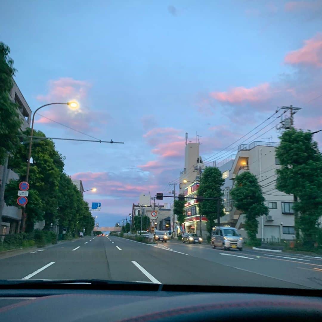 増崎孝司のインスタグラム：「帰り道、キレな夕焼け見れた。 それだけで気分が明るくなる  #potting #cat #rainyday」