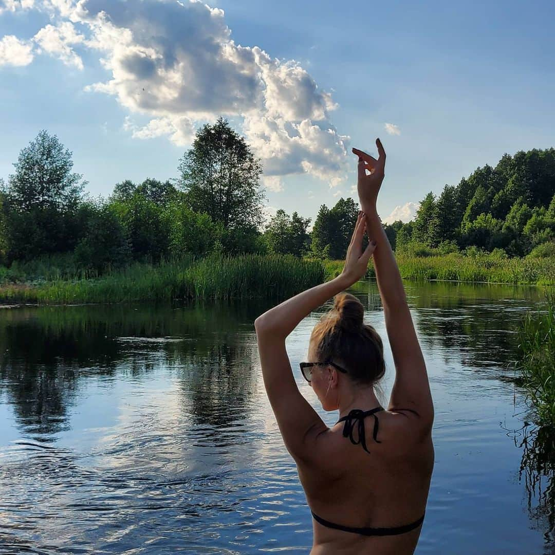 メリティナ・スタニウタさんのインスタグラム写真 - (メリティナ・スタニウタInstagram)「Natural = free , free =natural  🌳🌱 #belarus #nature #river #samsungbelarus #galaxyzflip」7月9日 0時36分 - melitinastaniouta