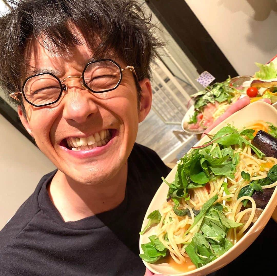 富所哲平さんのインスタグラム写真 - (富所哲平Instagram)「‪美味しい野菜が食べたくなったら「なっぱ畑」😊 誰が喜ぶって、妻が喜んでくれる。妻が笑うと、子どもが笑う👍 そしたら僕もつられて、こんな笑顔になれちゃいました！ 最幸の外ご飯🎁美味しい♪‬ ‪https://www.nappabatake.jp‬ ‪店内の細部にわたる心配りも楽しく、スタッフさんも笑顔が素敵！‬ ‪想い出を作れるお店😍‬  ‪#食レポ王TAKASAKI #野菜酒家なっぱ畑 #なっぱ畑‬  https://repoking.jp/index.php #100万円 #食レポ #笑顔 #外食 #コロナウイルス #コロナに負けるな #飲食応援 #高崎 #なないろ子育て #家族」7月9日 0時37分 - tomitetsu823